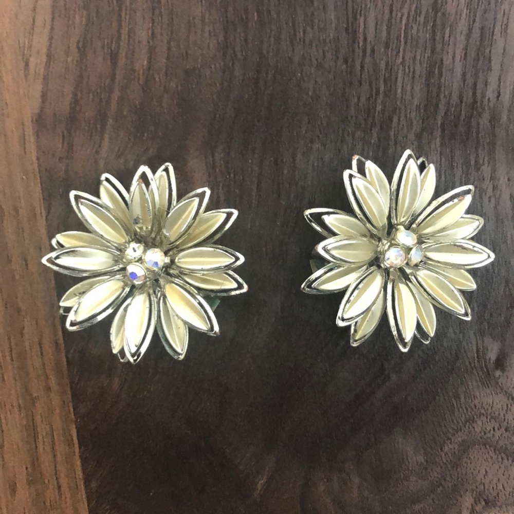 Vintage Goldtone Flower Clip On Earrings